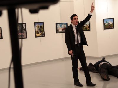 Asesinan a embajador de Rusia en Turquia, abaten al atacante