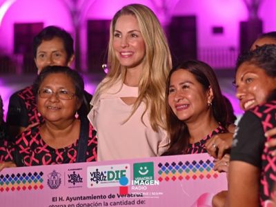 La alcaldesa Paty Lobeira enciende Palacio Municipal en rosa por lucha contra el cáncer de mama