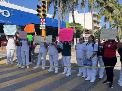 Trabajadores del IMSS protestan en Veracruz por salarios y falta de insumos